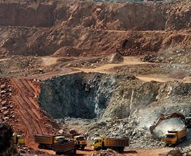 一種采礦工程質(zhì)量檢測器，包括直尺、深度計量尺、深度探測尺和角度表盤(pán)，其特征在于，所述直尺上設有滑槽，深度計量尺通過(guò)滑塊與直尺上的滑槽連接，所述深度計量尺上設有角度表盤(pán)、水平儀和深度探測尺